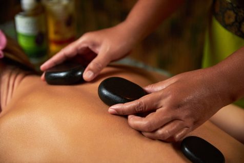 master-does-back-massage-with-special-stones-spa-treatments-magnets-less-scaled.jpg